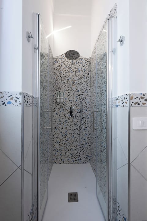 Deluxe Double Room | Bathroom | Shower, rainfall showerhead, free toiletries, hair dryer