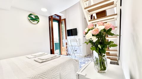 City Studio | Minibar, desk, laptop workspace, soundproofing