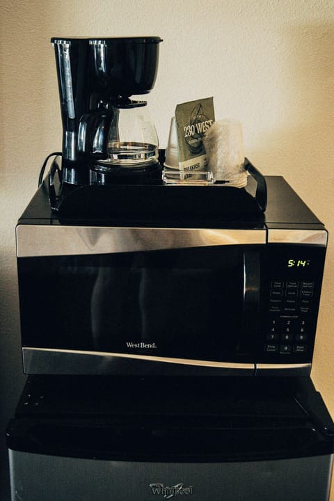 Basic Room, 1 King Bed, Non Smoking | Laptop workspace, blackout drapes, iron/ironing board