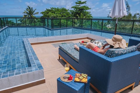 2 outdoor pools
