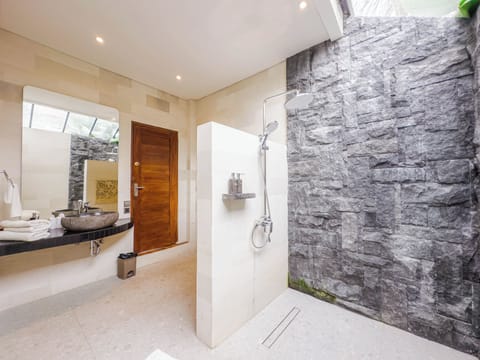 Suite, Pool View | Bathroom | Shower, towels, soap, shampoo