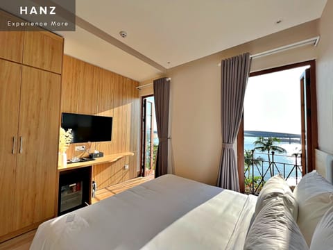 Deluxe Double Room, 1 Queen Bed, Balcony, Sea View | Living area | 32-inch LCD TV with cable channels