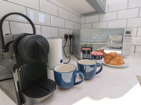 Dishwasher, electric kettle, toaster, cookware/dishes/utensils