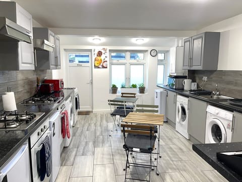 House | Private kitchen | Fridge, microwave, oven, stovetop
