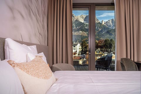 Premium Suite | Hypo-allergenic bedding, minibar, in-room safe, desk