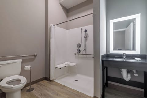 Combined shower/tub, towels