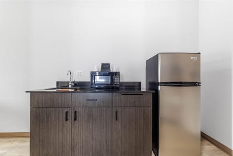 Full-size fridge, microwave, stovetop, coffee/tea maker