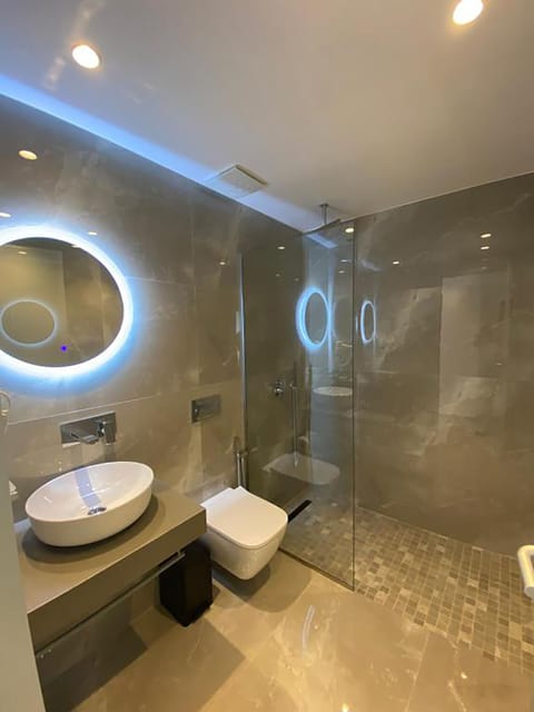 Deluxe Double Room, Sea View | Bathroom | Free toiletries, hair dryer, slippers