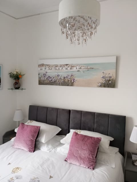 Superior Double Room, Ensuite | Bathroom | Shower, hydromassage showerhead, designer toiletries, hair dryer