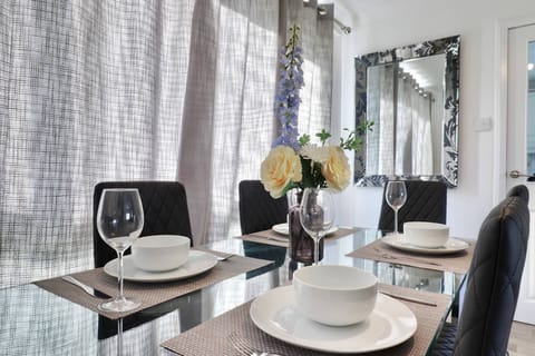 Apartment, 3 Bedrooms | Dining