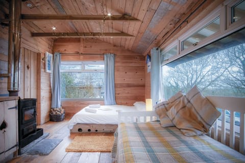 32-inch TV with cable channels, fireplace