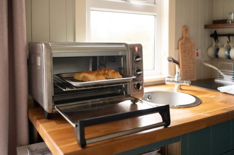 Cabin | Private kitchen | Fridge, oven, stovetop, electric kettle