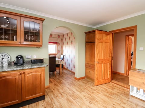 Dishwasher, cookware/dishes/utensils