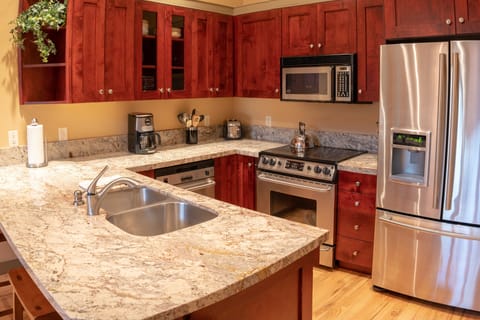 Condo, 3 Bedrooms | Private kitchen | Fridge, oven, coffee/tea maker, toaster