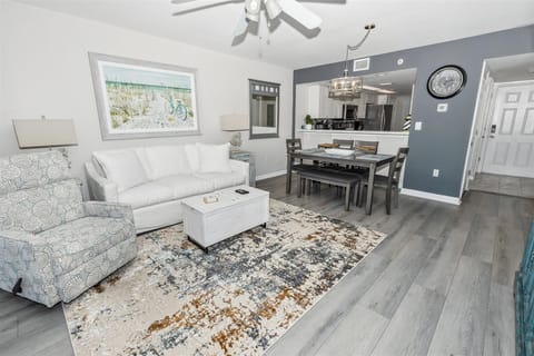 Condo, 2 Bedrooms | Dining