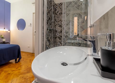 City Room | Bathroom | Shower, free toiletries, towels