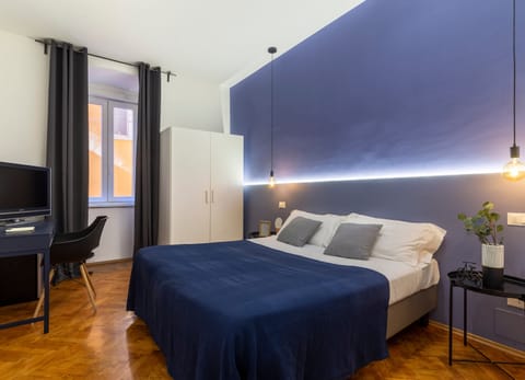 City Room | 1 bedroom, premium bedding, desk, laptop workspace