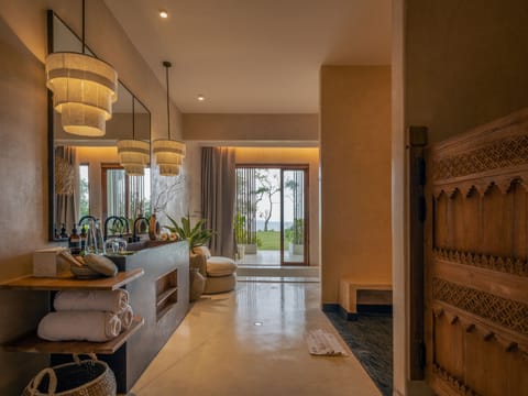 Majestic Haven Suite | Bathroom | Free toiletries, hair dryer, bathrobes, slippers