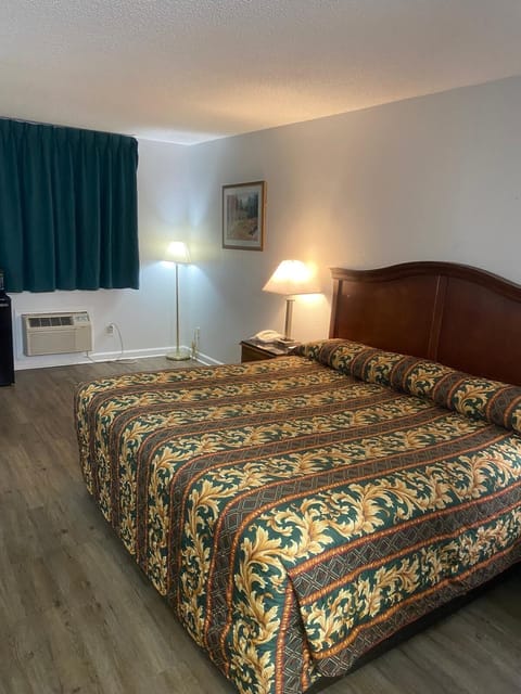 Room, 1 King Bed | 1 bedroom, free WiFi, bed sheets