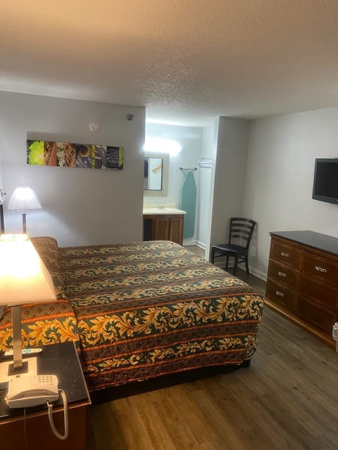 Room, 1 King Bed | 1 bedroom, free WiFi, bed sheets