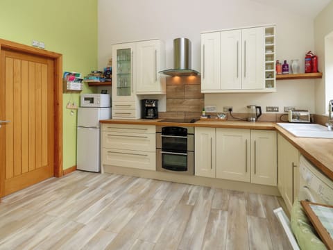 Electric kettle, toaster, cookware/dishes/utensils