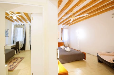 Apartment | 2 bedrooms, down comforters, desk, iron/ironing board