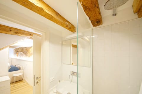 Apartment | Bathroom | Shower, hair dryer, bidet, towels