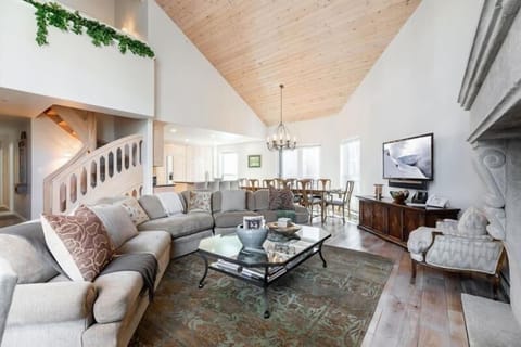 Condo, 5 Bedrooms | Living area