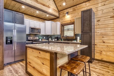 Cabin, 2 Bedrooms | Private kitchen | Fridge, oven, coffee/tea maker, toaster