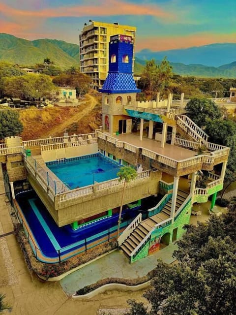 2 outdoor pools