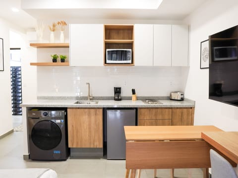 City Studio, 1 Queen Bed, Balcony | Private kitchenette | Mini-fridge, microwave, stovetop, coffee/tea maker