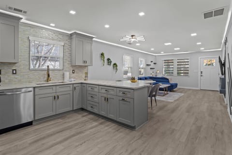 Luxury House, 4 Bedrooms, Terrace | Private kitchen | Fridge, microwave, oven, stovetop