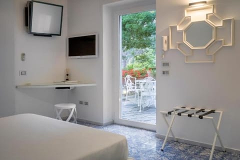 Superior Cottage | 1 bedroom, in-room safe, desk, soundproofing