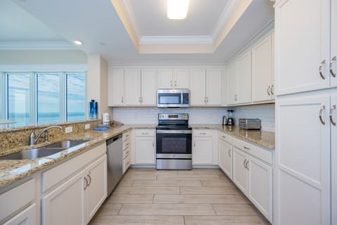 Condo, 4 Bedrooms | Private kitchen | Fridge, oven, coffee/tea maker