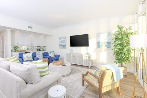 Condo, 2 Bedrooms | Living area