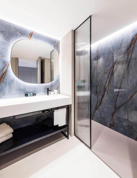 Premium Room, Balcony, Pool View | Bathroom | Hair dryer, bathrobes, slippers, towels