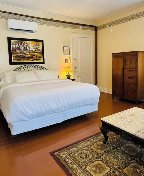 Single Room, 1 King Bed | Premium bedding, individually decorated, individually furnished