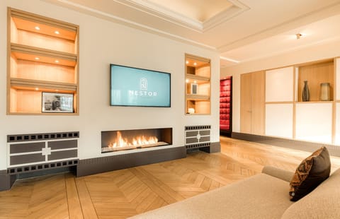 Premium Apartment | Living area | 100-cm Smart TV with cable channels, fireplace, Netflix