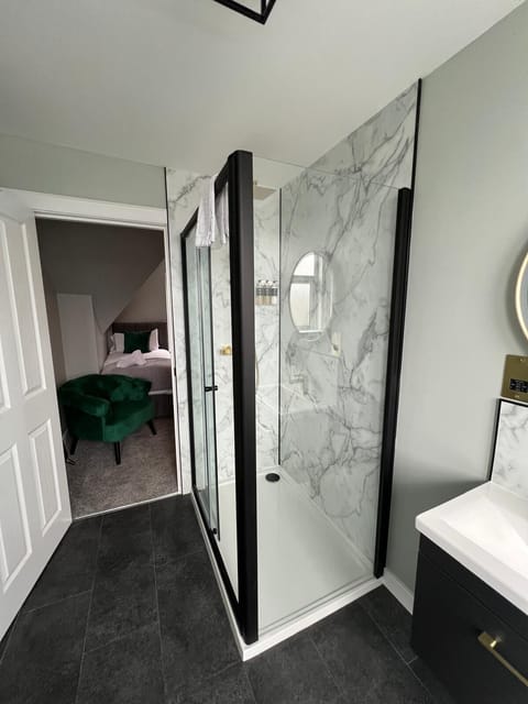 Standard Twin Room | Bathroom | Designer toiletries, hair dryer, towels, soap