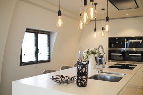 Full-size fridge, microwave, oven, stovetop