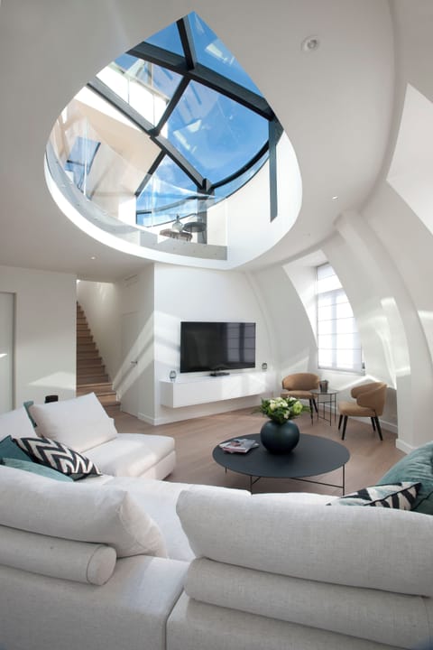 100-cm TV with cable channels, fireplace, Netflix