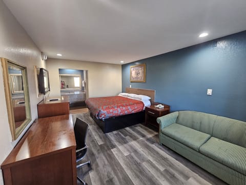 Basic Room, 1 King Bed | 1 bedroom, free WiFi, bed sheets