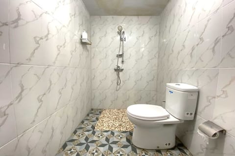 Deluxe Studio | Bathroom | Shower, soap