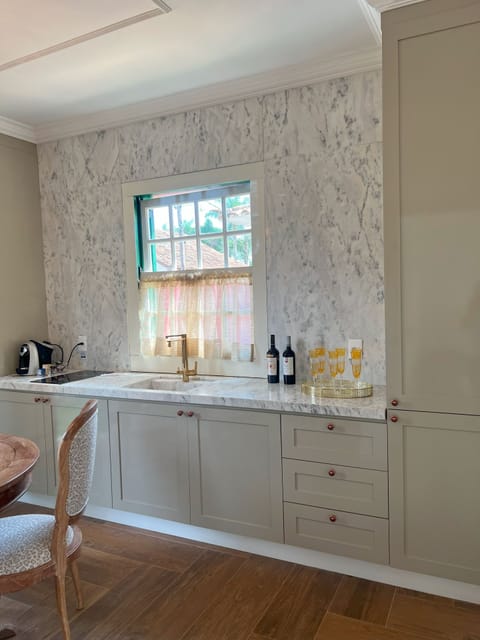 CASA VERDE E BRANCA COMPLETA 1 SUITE | Living area | 55-inch LCD TV with digital channels, Netflix, streaming services