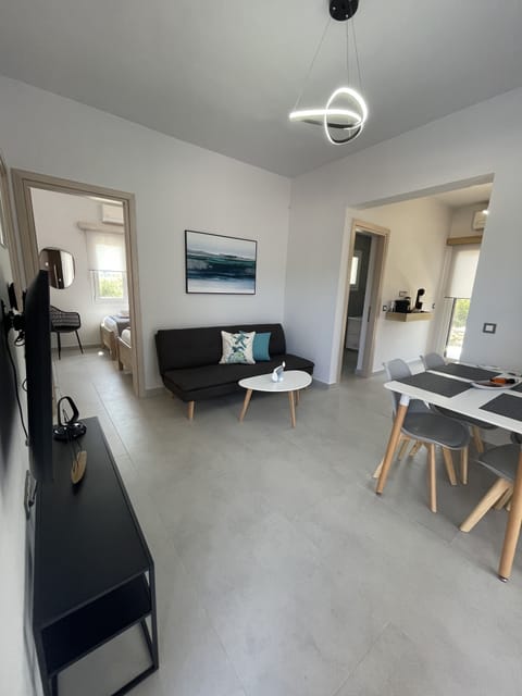 Apartment, 2 Bedrooms, Accessible, Smoking | Living room