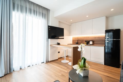 Deluxe Apartment | In-room safe, desk, laptop workspace, blackout drapes