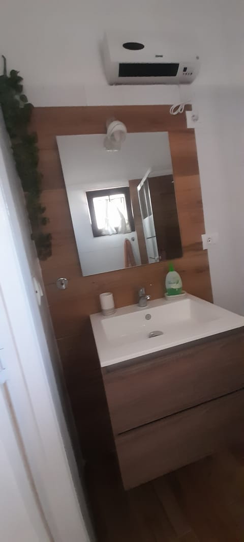 Superior Room | Bathroom | Free toiletries, hair dryer, slippers, bidet