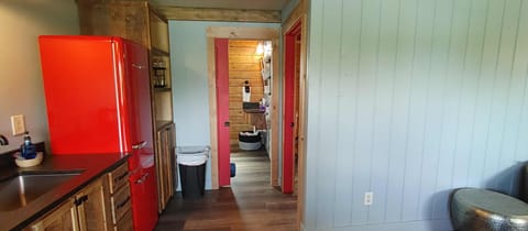 Luxury Cabin | Bathroom | Shower, free toiletries, hair dryer, towels