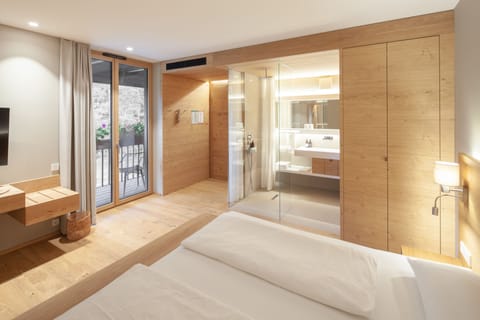 Basic Double Room | Bathroom | Shower, rainfall showerhead, hair dryer, bathrobes