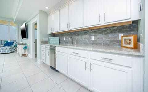 Condo, 4 Bedrooms | Private kitchen | Fridge, oven, coffee/tea maker